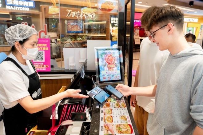 支付寶“碰一下”支付風靡年輕群體，日用品零售場景應用加速
